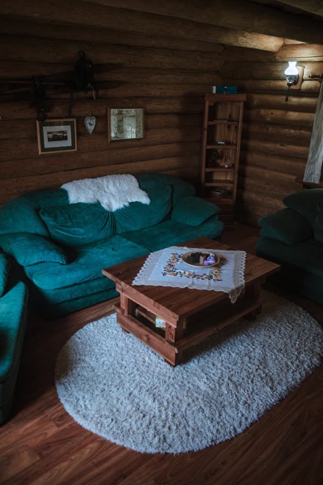 Livingul cabanei — livingul, privit de sus.