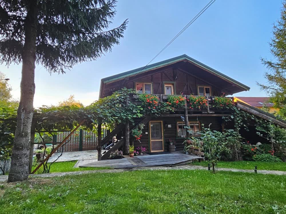 Cabana Bendis — cabana și cerul de deasupra Râșnovului.