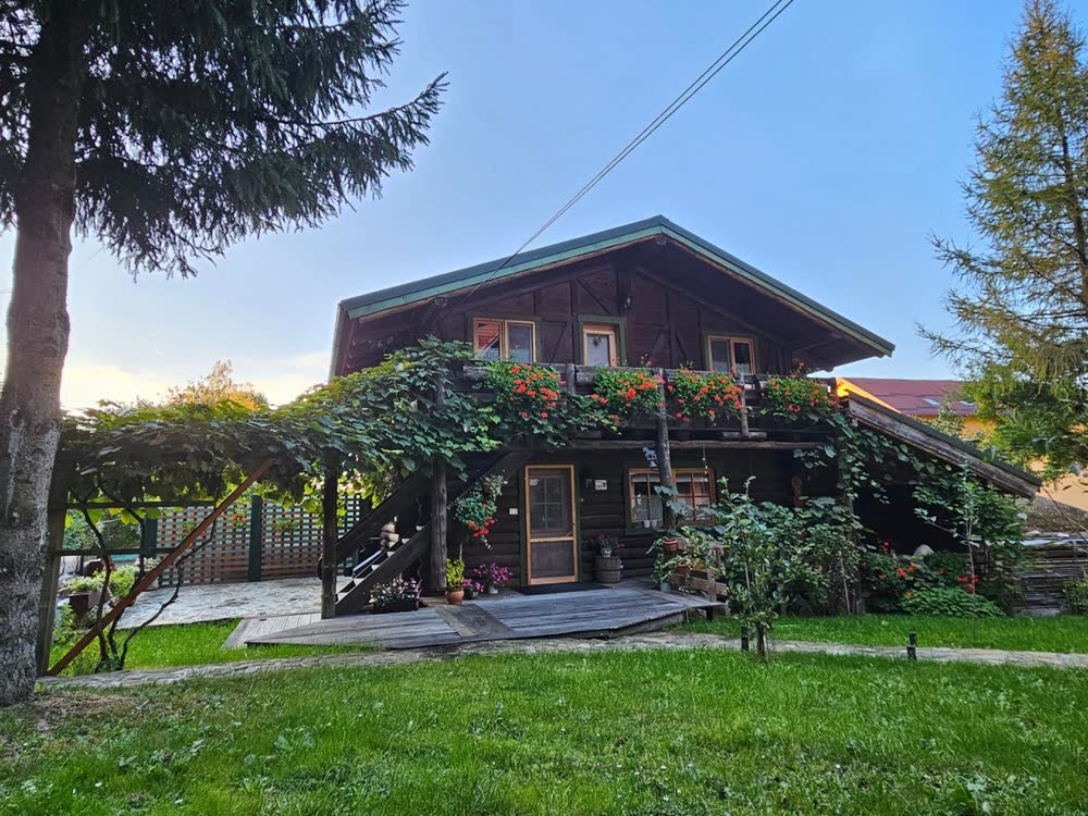 Cabana Bendis — curtea, privită de pe iarbă.