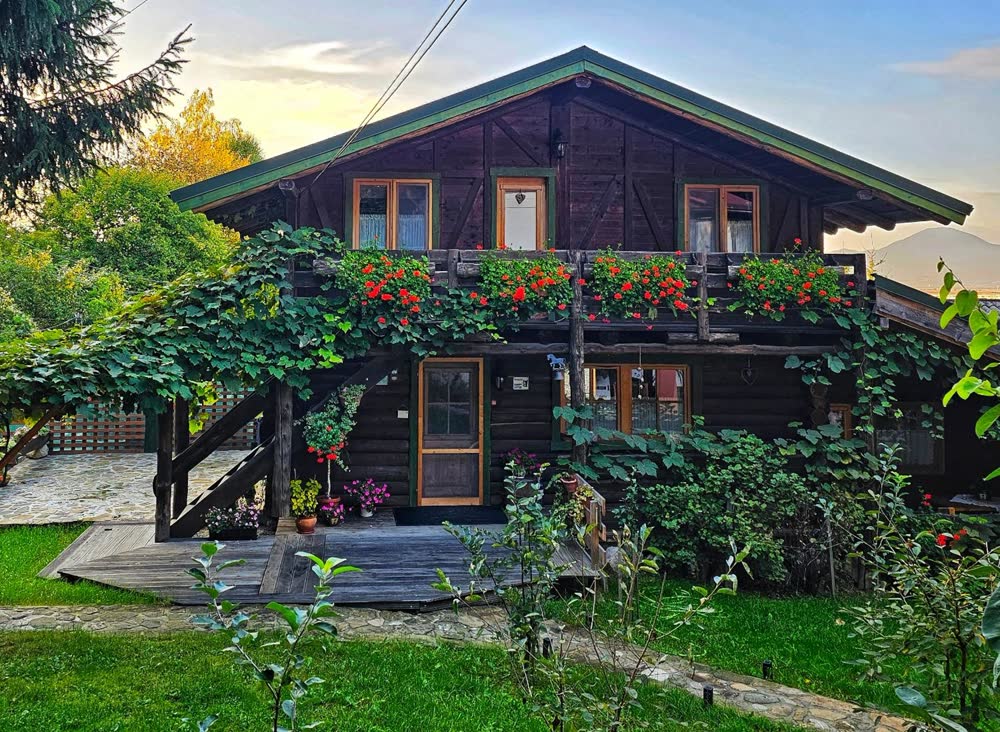 Cabana Bendis — fațada dinspre grădină, la asfințit.